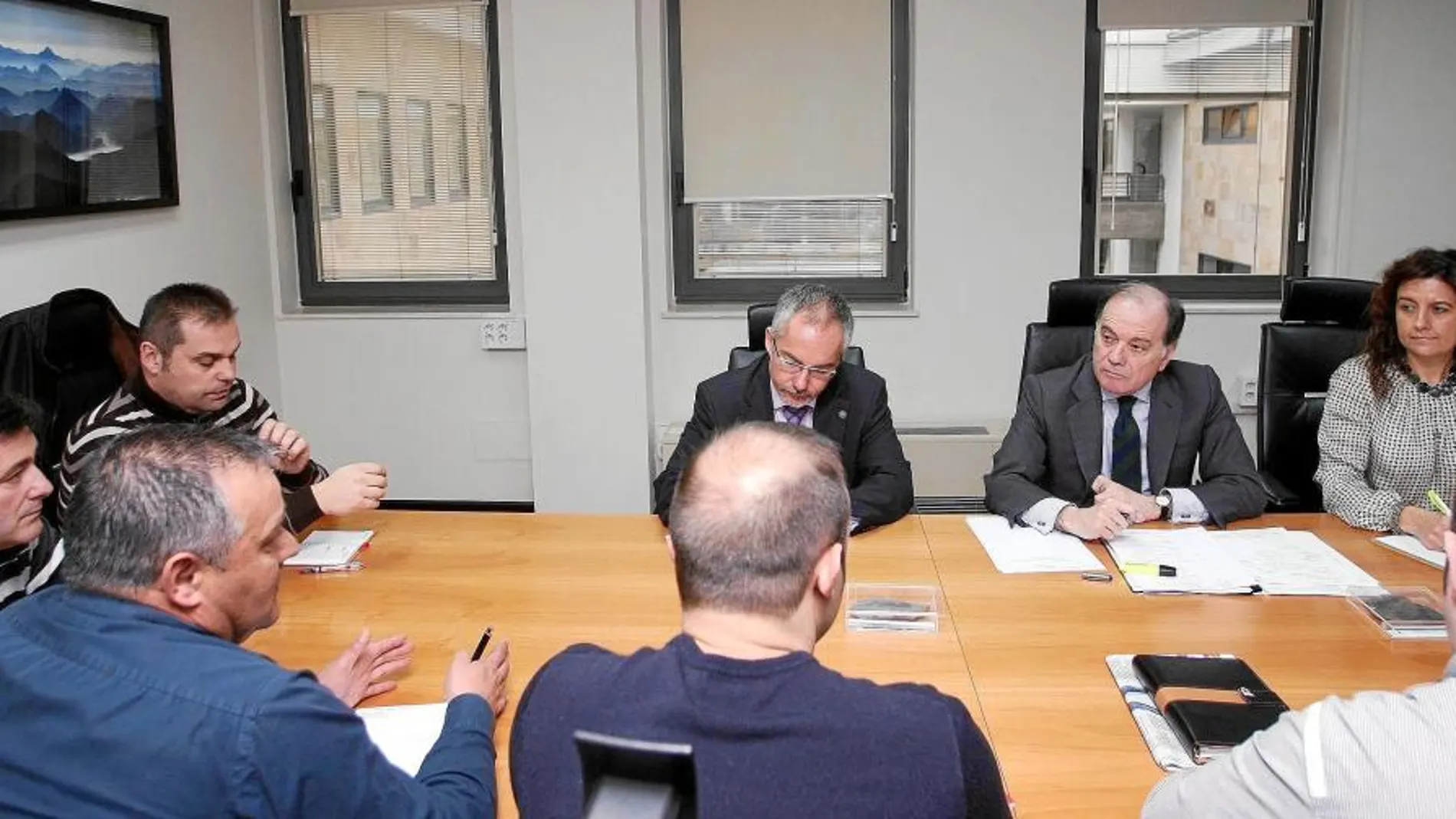 Tomás Villanueva con los representantes del sector del carbón en la Comunidad