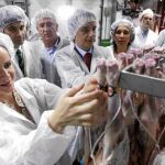 La consejera de Agricultura y Ganadería, Silvia Clemente, visita una de las empresas productoras de lechazo