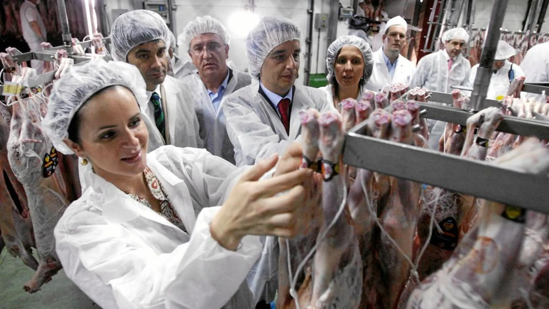 La consejera de Agricultura y Ganadería, Silvia Clemente, visita una de las empresas productoras de lechazo