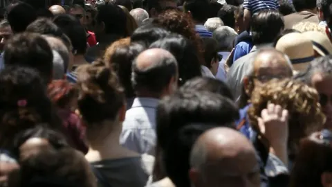 Muchas personas se han acercado el domingo al parque del Retiro para curiosear, ver a sus escritores favoritos y conseguir que les firmen ejemplares en este primer domingo de la 73 edición de la Feria del Libro de Madrid.