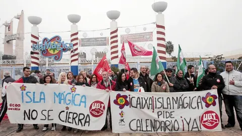 Los trabajadores de Isla Mágica portestan contra la empresa