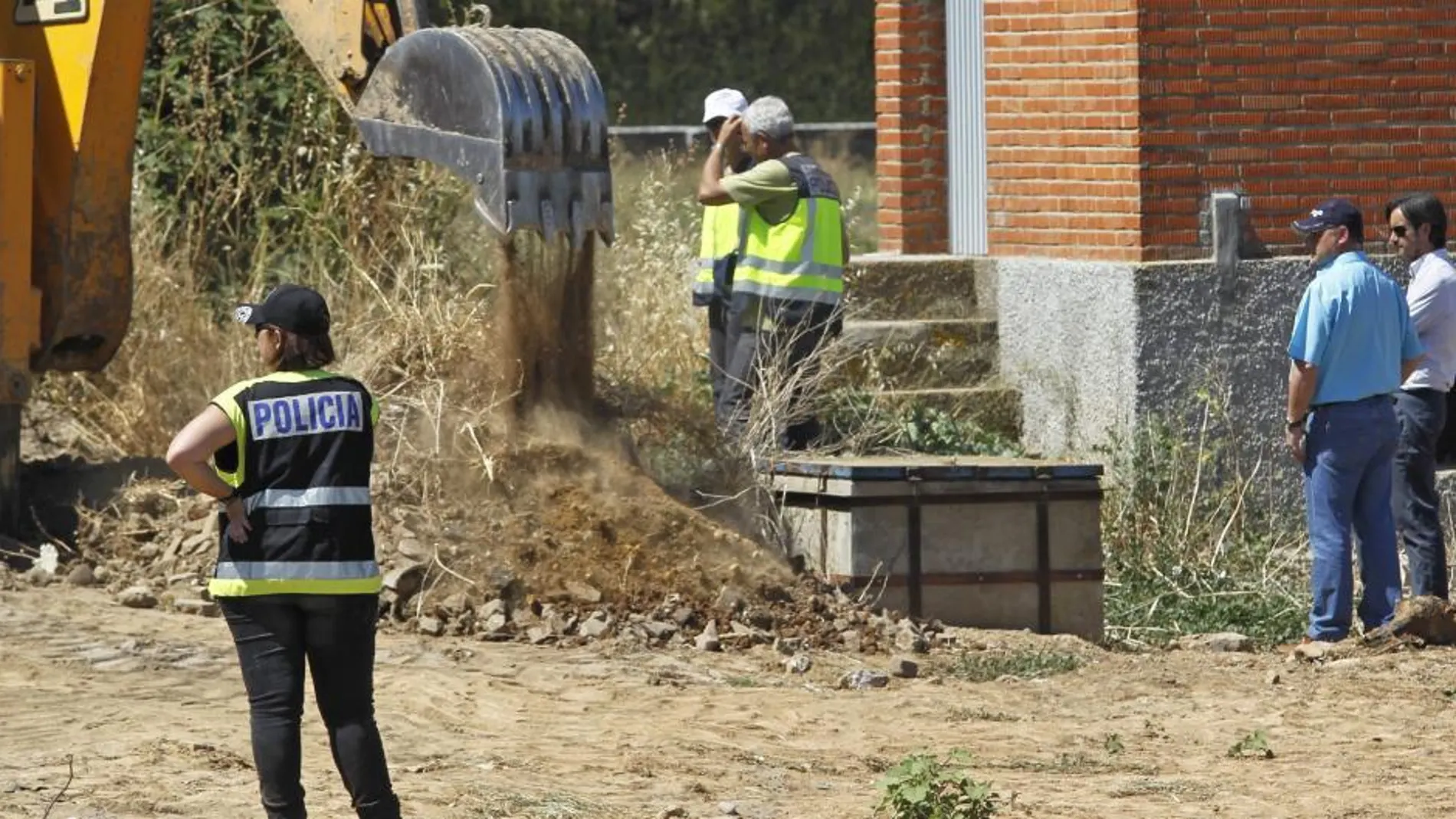 La Policía Nacional durante la búsqueda de Marta del Castillo en la finca La Majaloba en julio