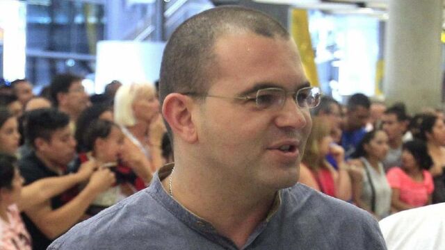 El sacerdote español Antonio Rodríguez, conocido como padre Toño, a su llegada hoy al aeropuerto de Madrid.