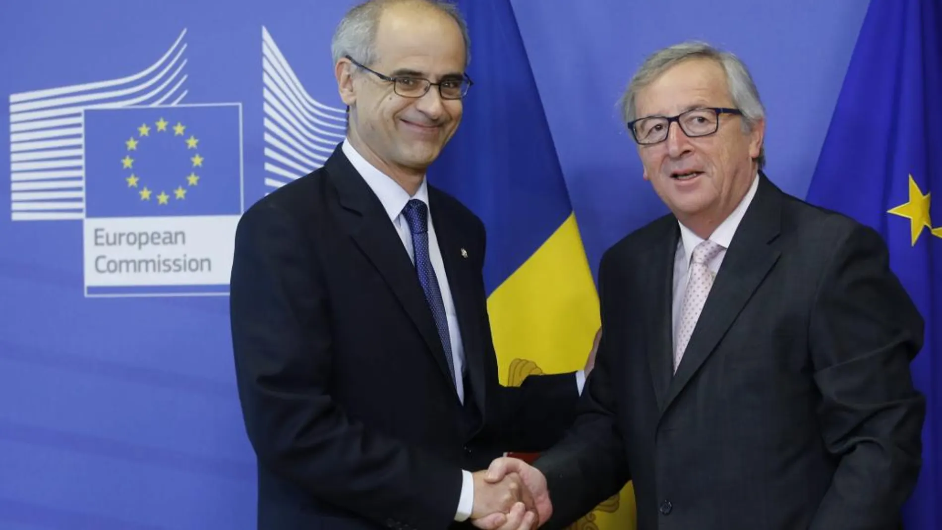 El presidente de la Comisión Europea, Jean-Claude Juncker, con el jefe del Gobierno de Andorra, Antoni Martí
