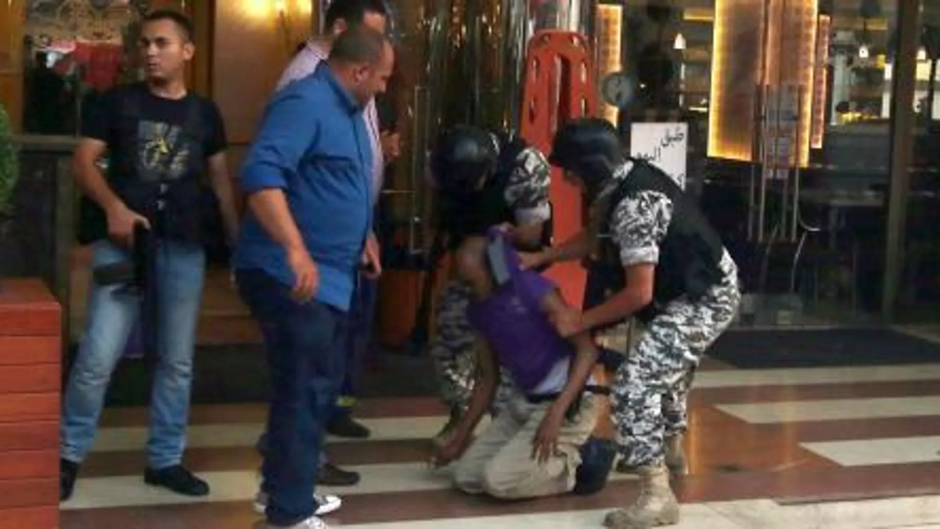 Las fuerzas de seguridad libanesas detienen a un hombre fuera del hotel Duroy de Beirut.