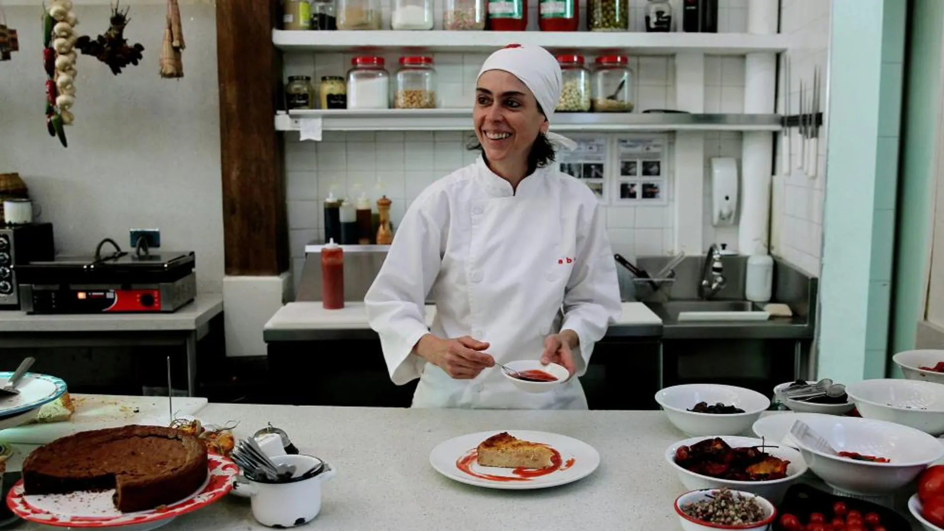 Fotografía del 27 de enero de 2015 de la chef colombiana Luz Beatriz Vélez, durante una entrevista en su restaurante de Bogotá (Colombia)