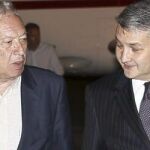José Manuel García-Margallo es recibido por el primer viceministro de Exteriores de Uzbekistán, Dilyor Khakimov, a su llegada hoy a Taskent.