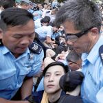 La Policía detiene a un manifestante ayer en Hong Kong