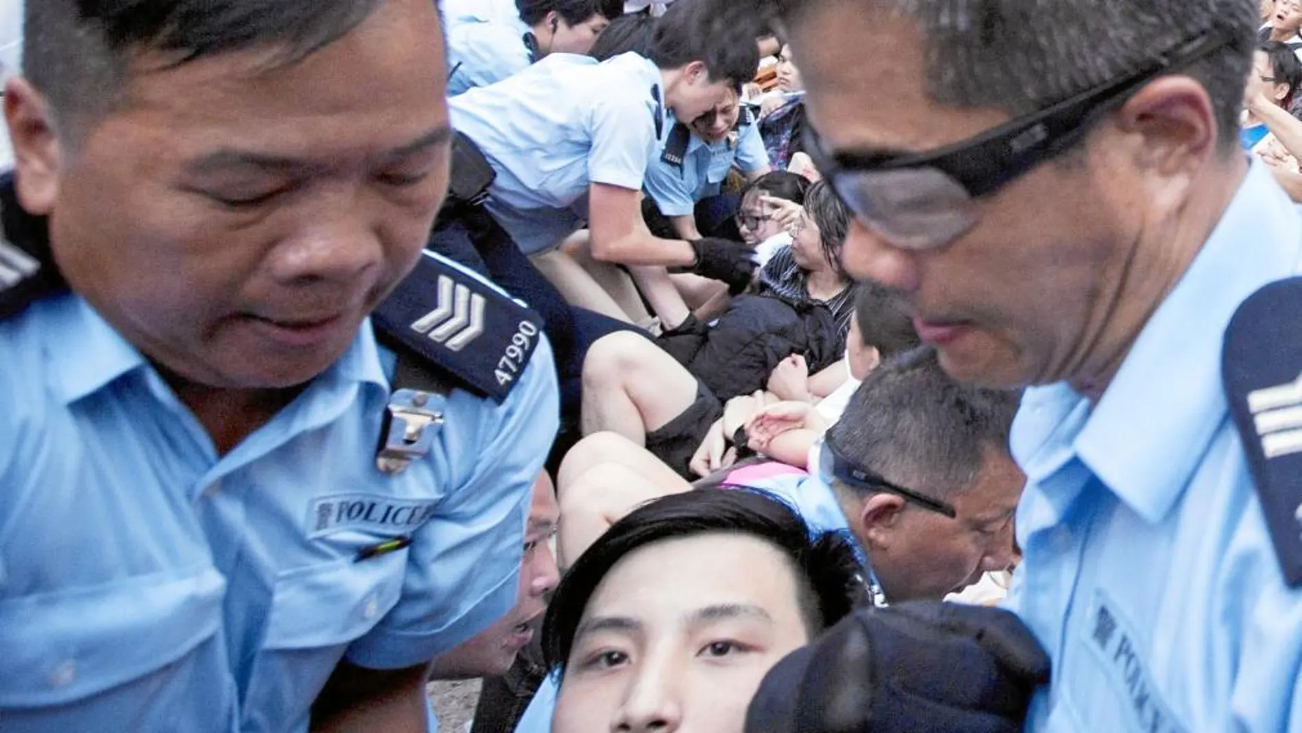 La Policía detiene a un manifestante ayer en Hong Kong