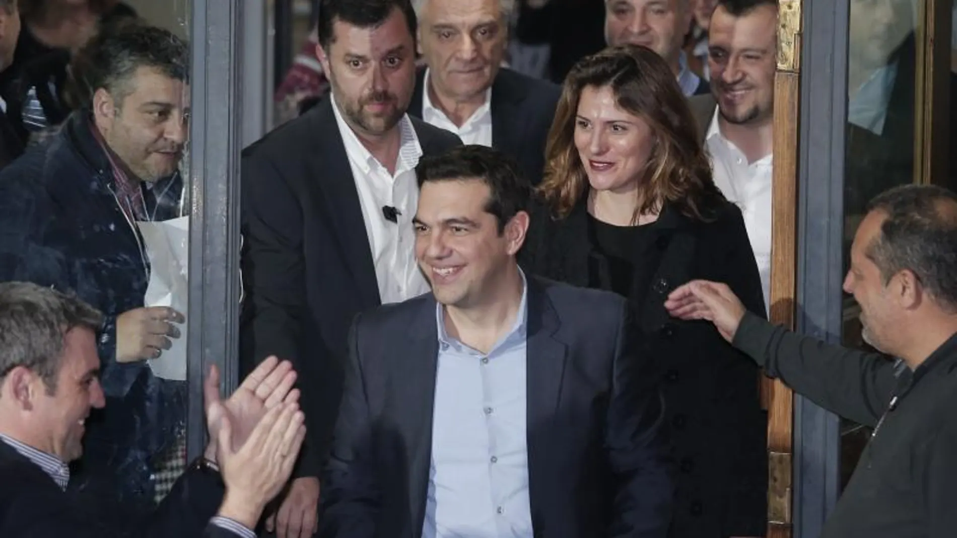 INSEPARABLES/ Alexis Tsipras sale de la sede de Syriza seguido de su mujer