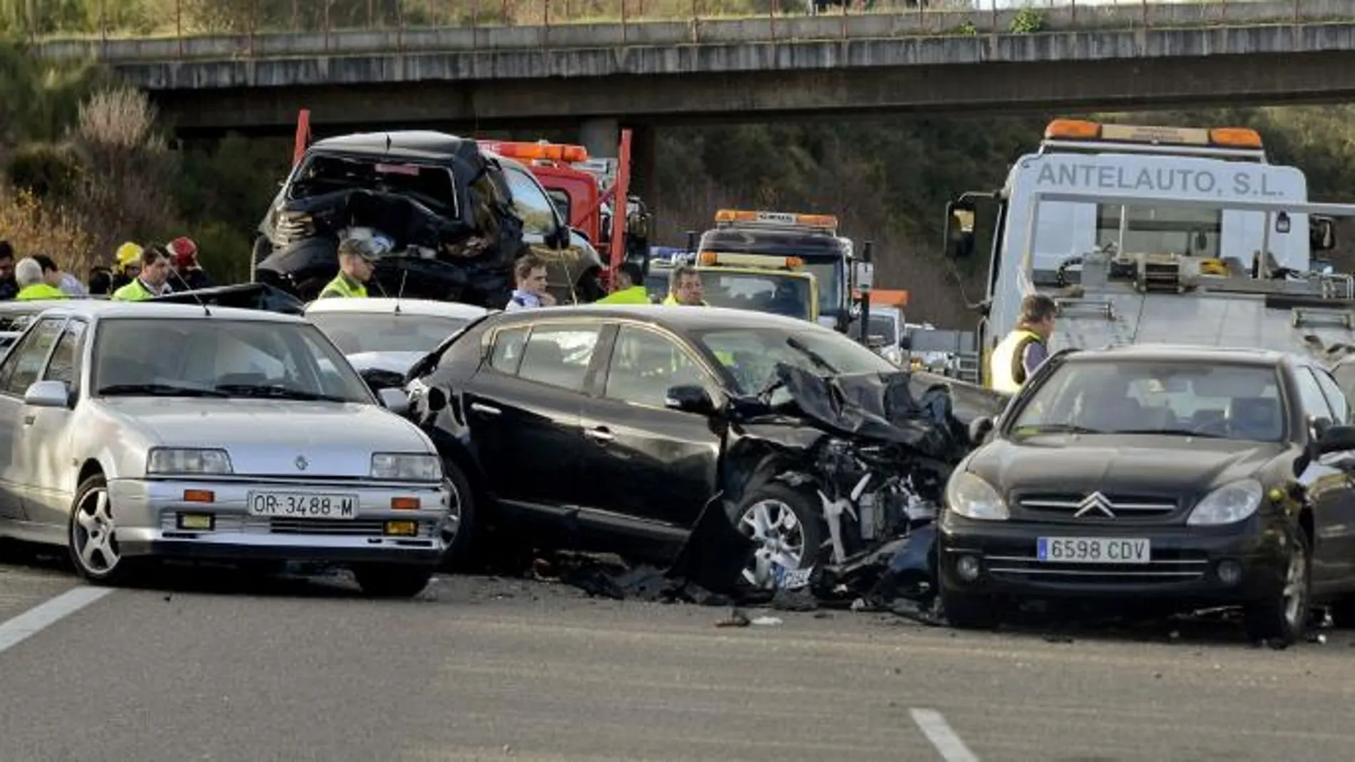 Imagen de en una colisión múltiple de varios vehículos en la autovía A-52, esta Navidad