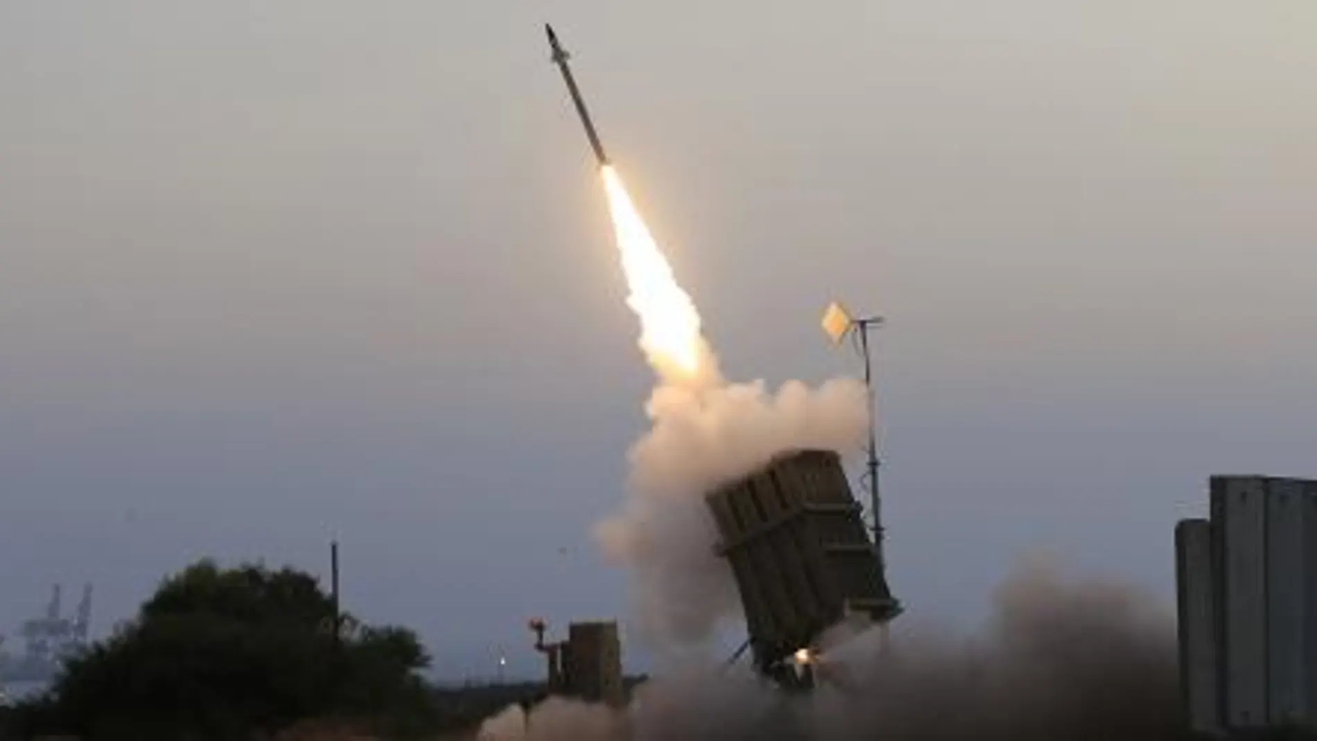 Israel dispara una batería de su sistema de defensa Iron Dome para interceptar un cohete lanzado desde Gaza.