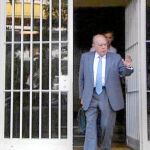 Pujol, ayer, a la salida de su domicilio en Barcelona.