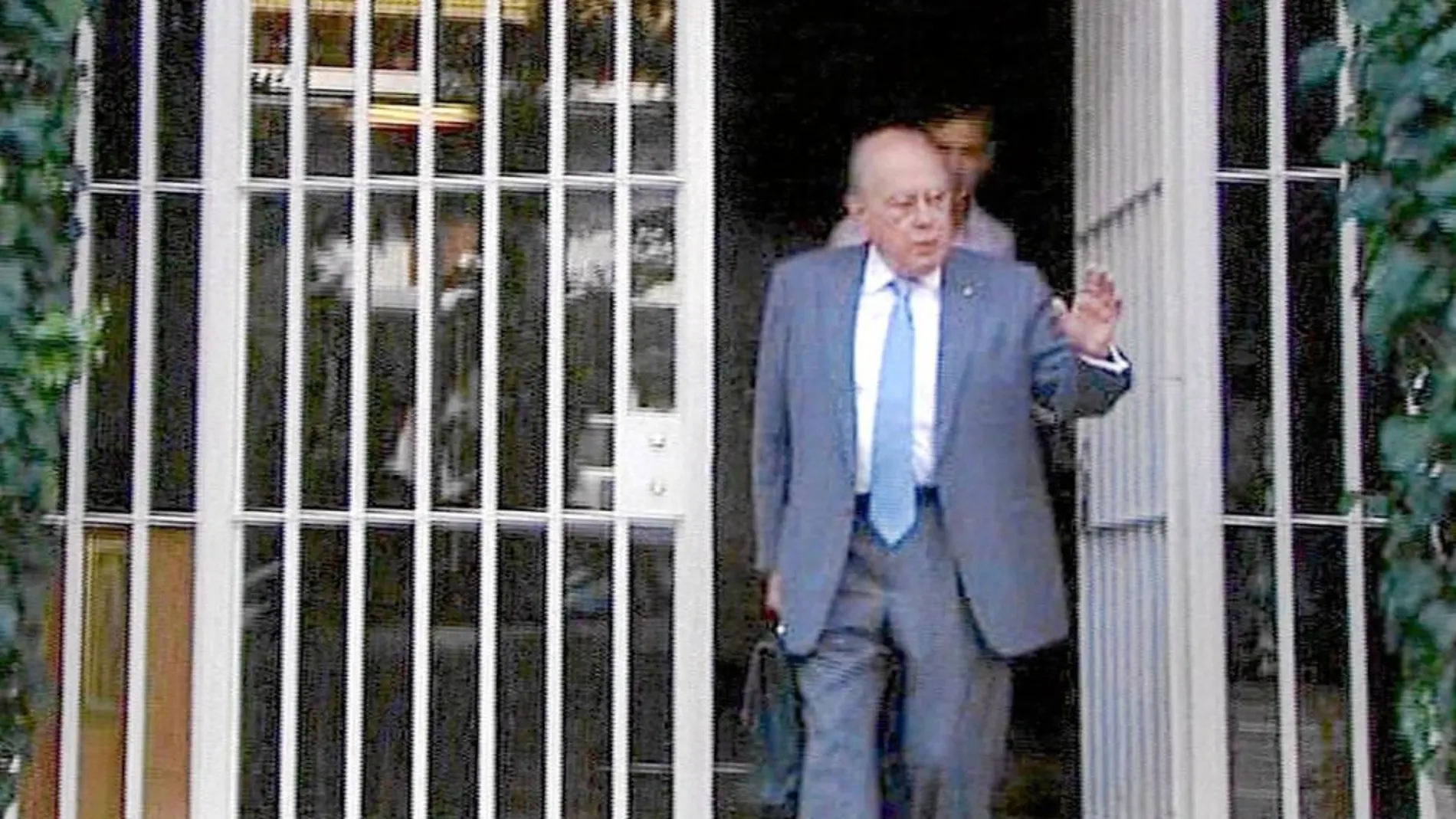 Pujol, ayer, a la salida de su domicilio en Barcelona.