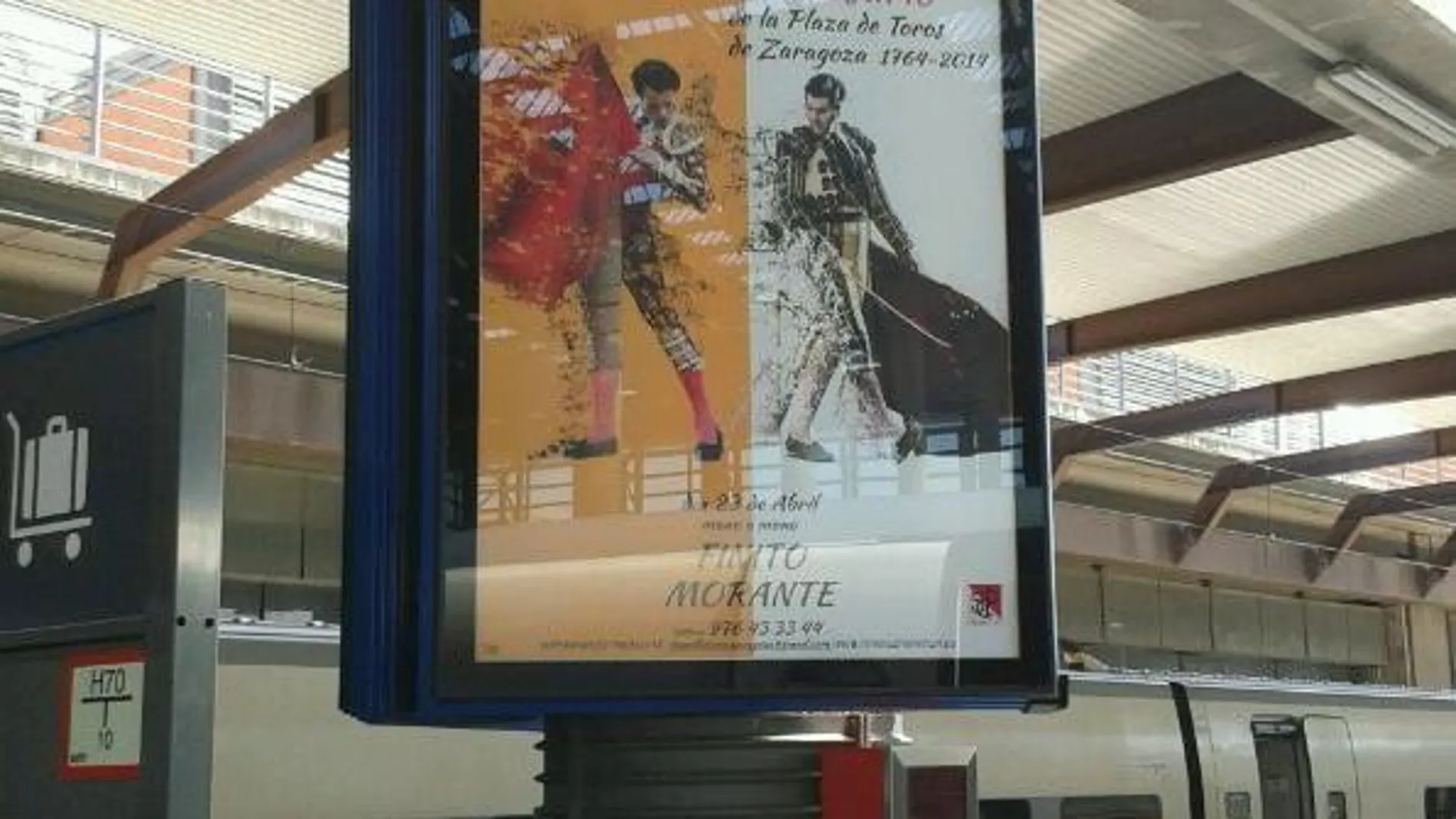 Uno de los carteles que anuncia el mano a mano de Finito y Morante en el anden del AVE