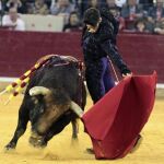 Largo natural del torero extremeño durante su faena al castaño que hizo tercero, ayer en Zaragoza