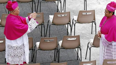 Dos cardenales inmortalizaron su presencia en un acontecimiento histórico para la Iglesia y para el mundo