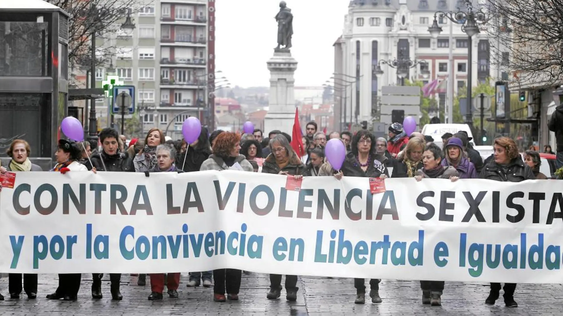 Miles de personas se echarán hoy a las calles y plazas de ciudades y pueblos de la Comunidad contra la violencia sexista. En la imagen, manifestación del pasado año en León
