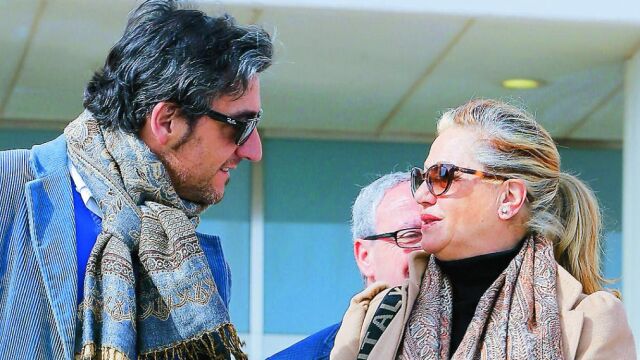 La ex esposa de Julián Muñoz, Maite Zaldívar, conversa con su pareja a la salida de la Audiencia