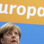 La canciller alemana, Angela Merkel, sonríe durante una reunión de la Unión Cristianodemócrata (CDU) para analizar los resultados de las elecciones europeas, en Berlín