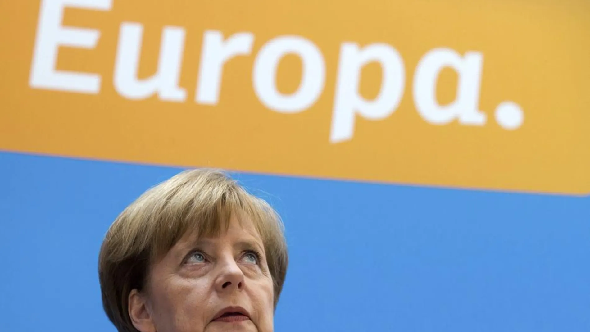 La canciller alemana, Angela Merkel, sonríe durante una reunión de la Unión Cristianodemócrata (CDU) para analizar los resultados de las elecciones europeas, en Berlín