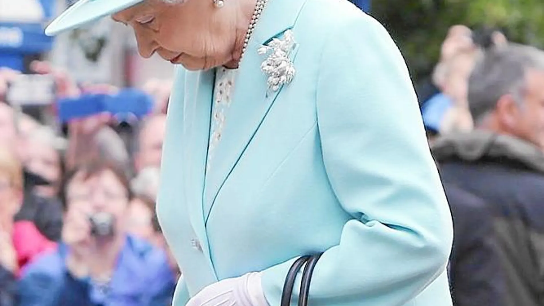 Isabel II no se baja de sus zapatos