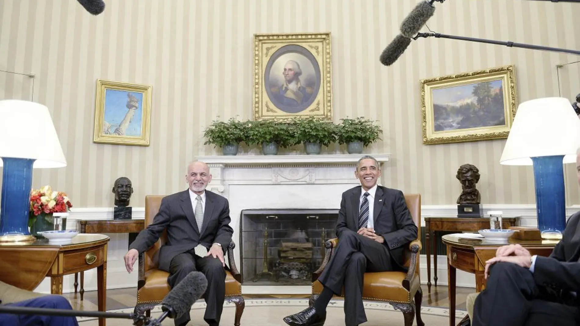 El presidente de Estados Unidos, Barack Obama (d) conversa con el presidente afgano, Ashraf Ghani (i) durante su encuentro en el Despacho Oval de la Casa Blanca en Washington