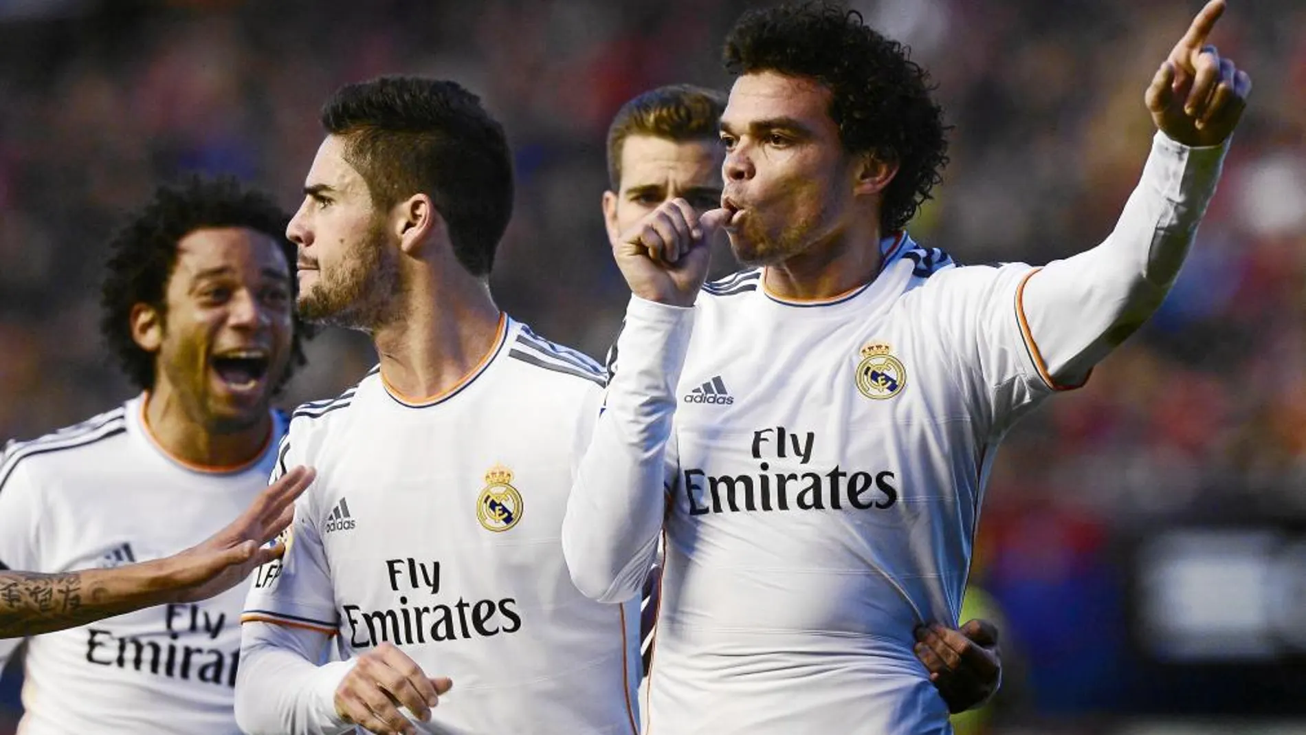Pepe celebra el gol con el que el Madrid empataba el partido en El Sadar