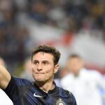 El defensa del Inter Javier Zanetti agradece a los aficionados italianos sus muestras de reconocimiento