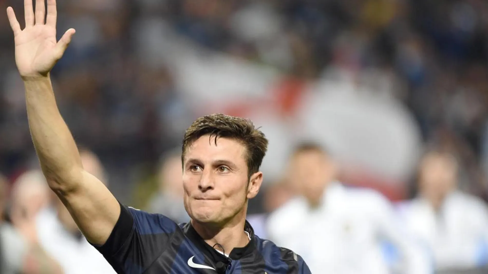 El defensa del Inter Javier Zanetti agradece a los aficionados italianos sus muestras de reconocimiento
