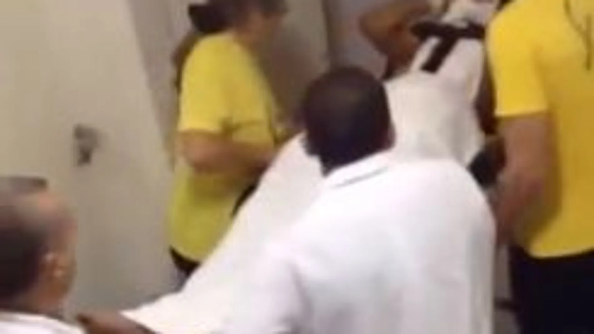 Captura del vídeo de Neymar a la llegada al hospital