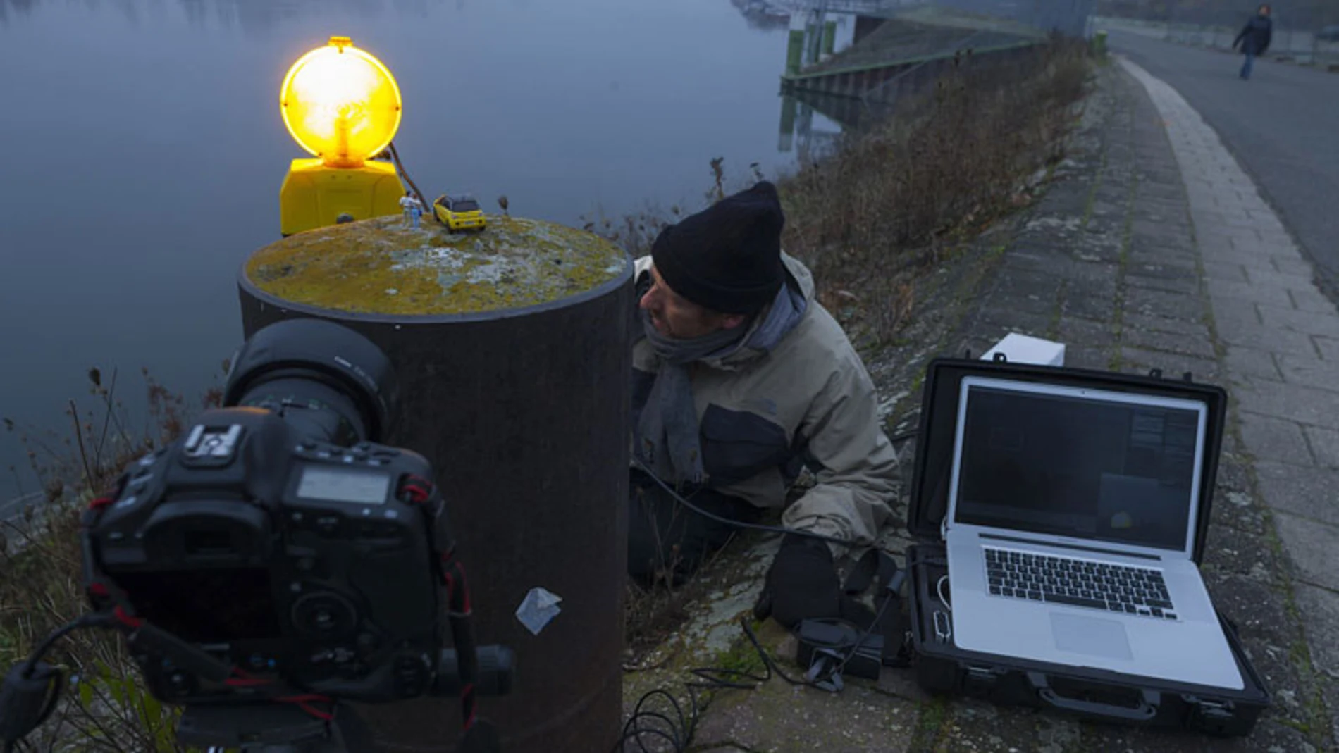 El fotógrafo Axel Wierdemann prepara uno de los montajes.