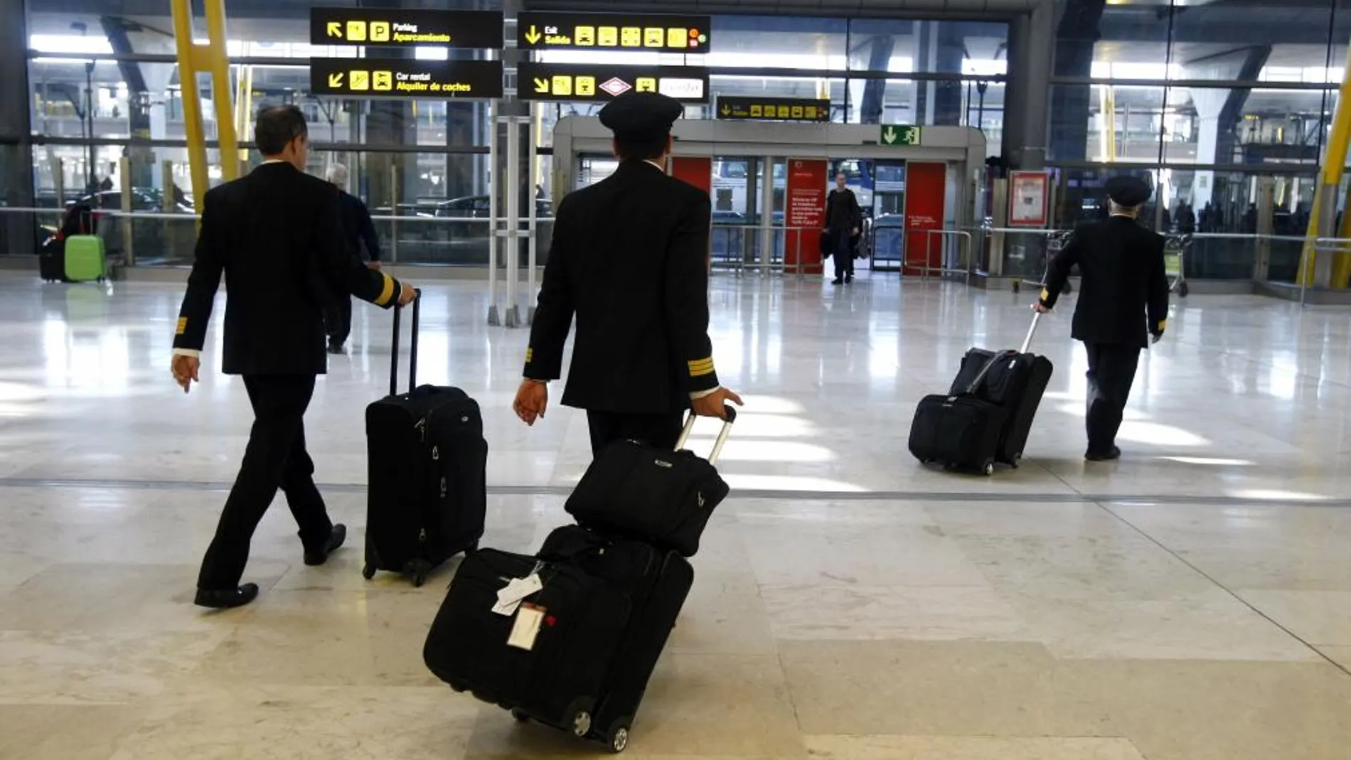 Varios pilotos en la terminal T-4 de barajas