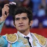 Doble trofeo para Joselito Adame; uno para Talavante en León