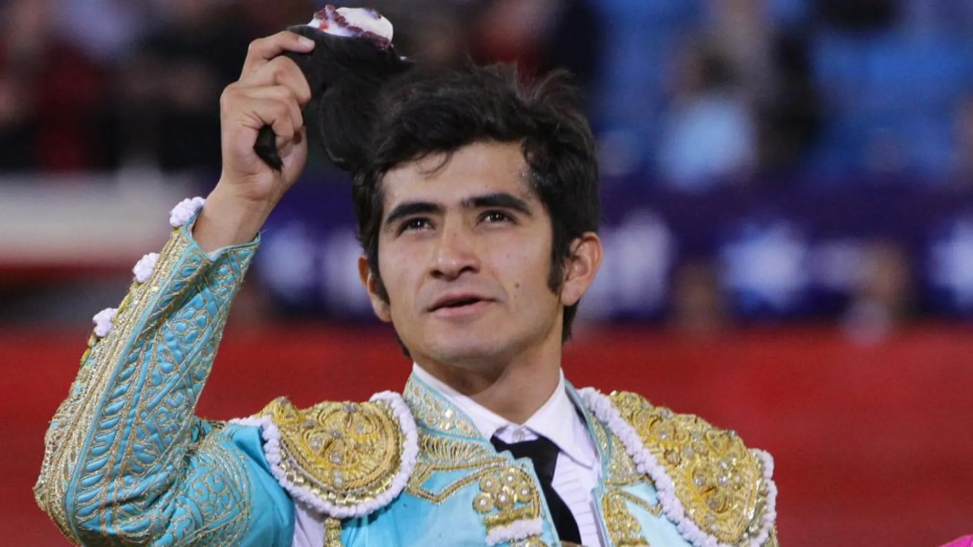 Doble trofeo para Joselito Adame; uno para Talavante en León