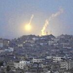 El humo se extiende por el cielo de la ciudad de Gaza tras los últimos ataques del Ejército israelí