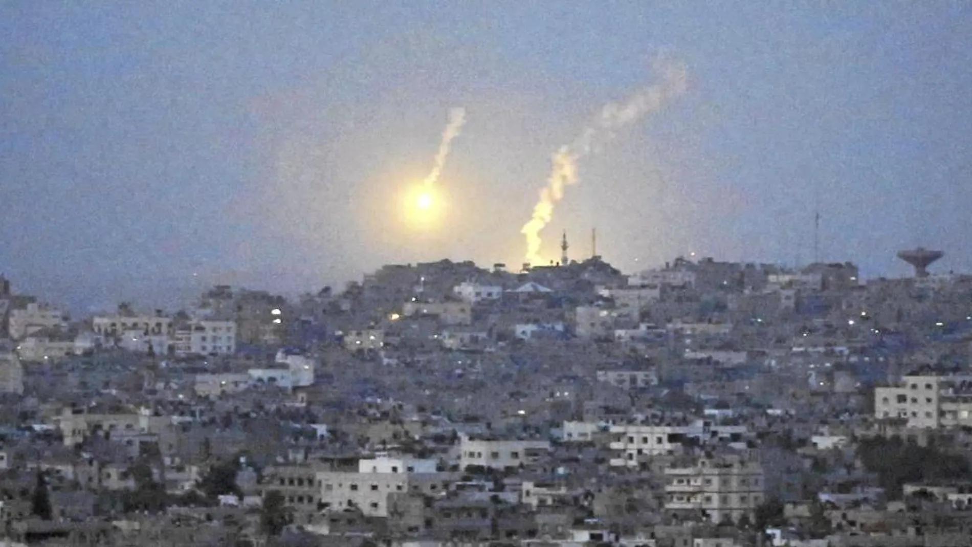 El humo se extiende por el cielo de la ciudad de Gaza tras los últimos ataques del Ejército israelí