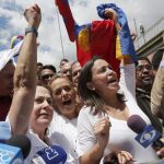 Mitzy Capriles de Ledezma, la mujer del alcalde de Caracas detenido, y Lilian Tintori, la del encarcelado líder opositor Leopoldo López, durante la manifestación de hoy