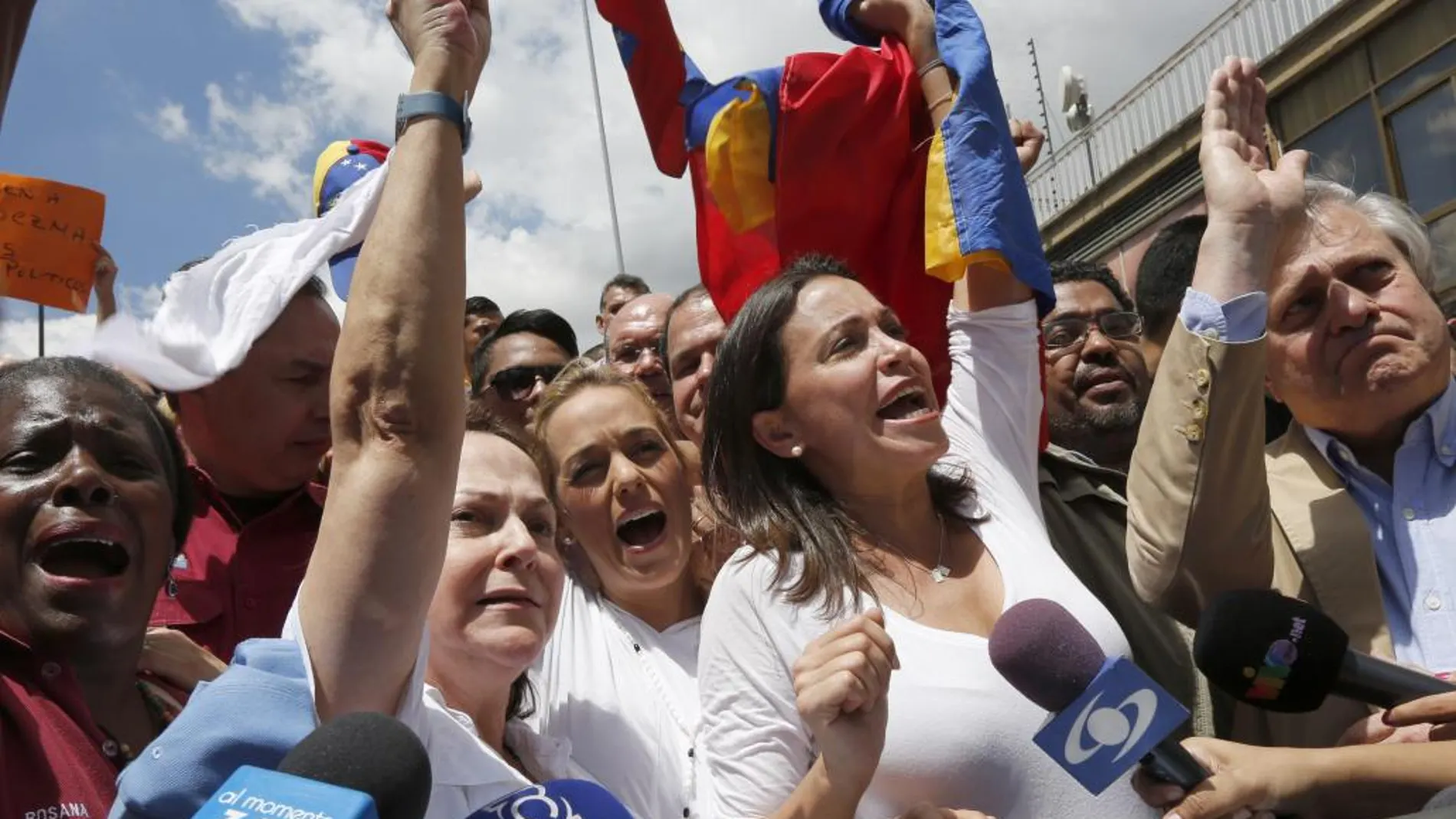 Mitzy Capriles de Ledezma, la mujer del alcalde de Caracas detenido, y Lilian Tintori, la del encarcelado líder opositor Leopoldo López, durante la manifestación de hoy