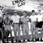 En la foto, la tripulación del «Enola Gay» que bombardeó Hiroshima. Grossman describe en un relato la misión de unos soldados a los que se les ordena lanzar la bomba atómica sobre Japón