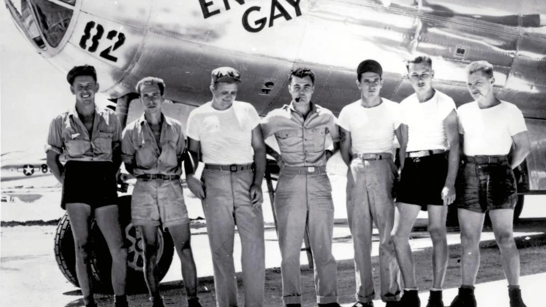 En la foto, la tripulación del «Enola Gay» que bombardeó Hiroshima. Grossman describe en un relato la misión de unos soldados a los que se les ordena lanzar la bomba atómica sobre Japón