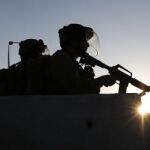 Poco antes, las sirenas que alertan del lanzamiento de cohetes palestinos han comenzado a sonar en la localidad de Ashkelon y sus alrededores. En la imagen. soldados israelíes