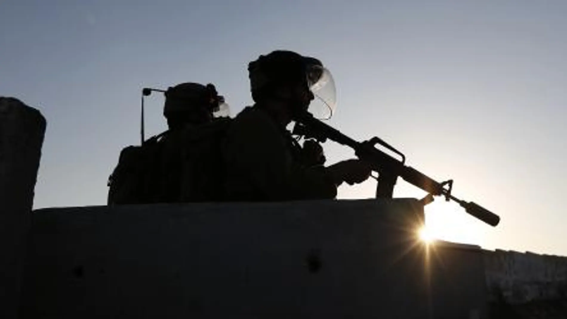 Poco antes, las sirenas que alertan del lanzamiento de cohetes palestinos han comenzado a sonar en la localidad de Ashkelon y sus alrededores. En la imagen. soldados israelíes