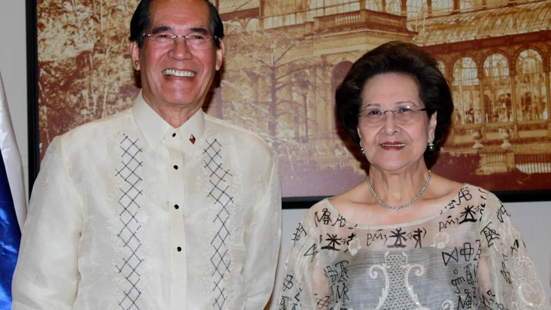 El embajador de Filipinas en España don Carlos C. Salinas, con su señora doña Isabelita J. Salinas