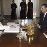 Felipe VI y doña Letizia, conversan con el papa Francisco en su encuentro en 2019