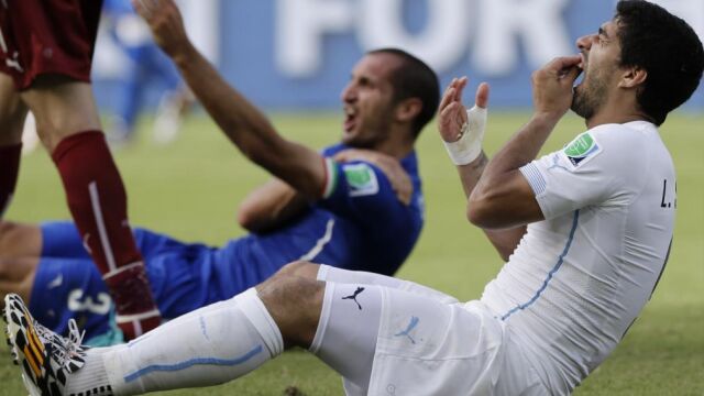 Suárez y Chiellini instantes después del mordisco.