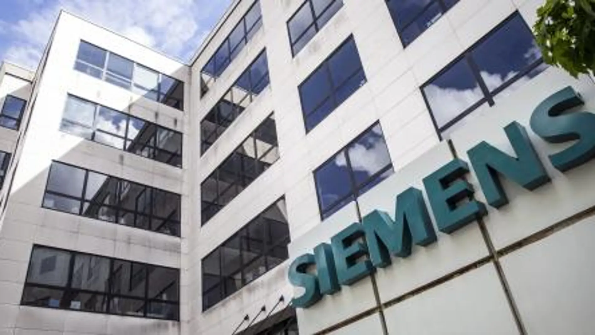 Fotografía de archivo fechada el 27 de abril del 2014 que muestra el logo de la compañía alemana Siemens en París (Francia)