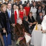 De la boda a la Plaza de Colón: Jacobo Peláez y Patricia Peigneux se casaron ayer. Ella estuvo alejada de la fe un tiempo, pero en la boda de una amiga cristiana empezó a hacerse preguntas y volvió a la Iglesia en las catequesis del Camino Neocatecumenal. Recomiendan cursos de novios como «Gift and Task» y no tienen miedo a nada «porque quien garantiza la ayuda en nuestro matrimonio es Dios». Hoy ellos vuelan hacia la India, pero sus padres y parientes estarán en la Plaza de Colón.