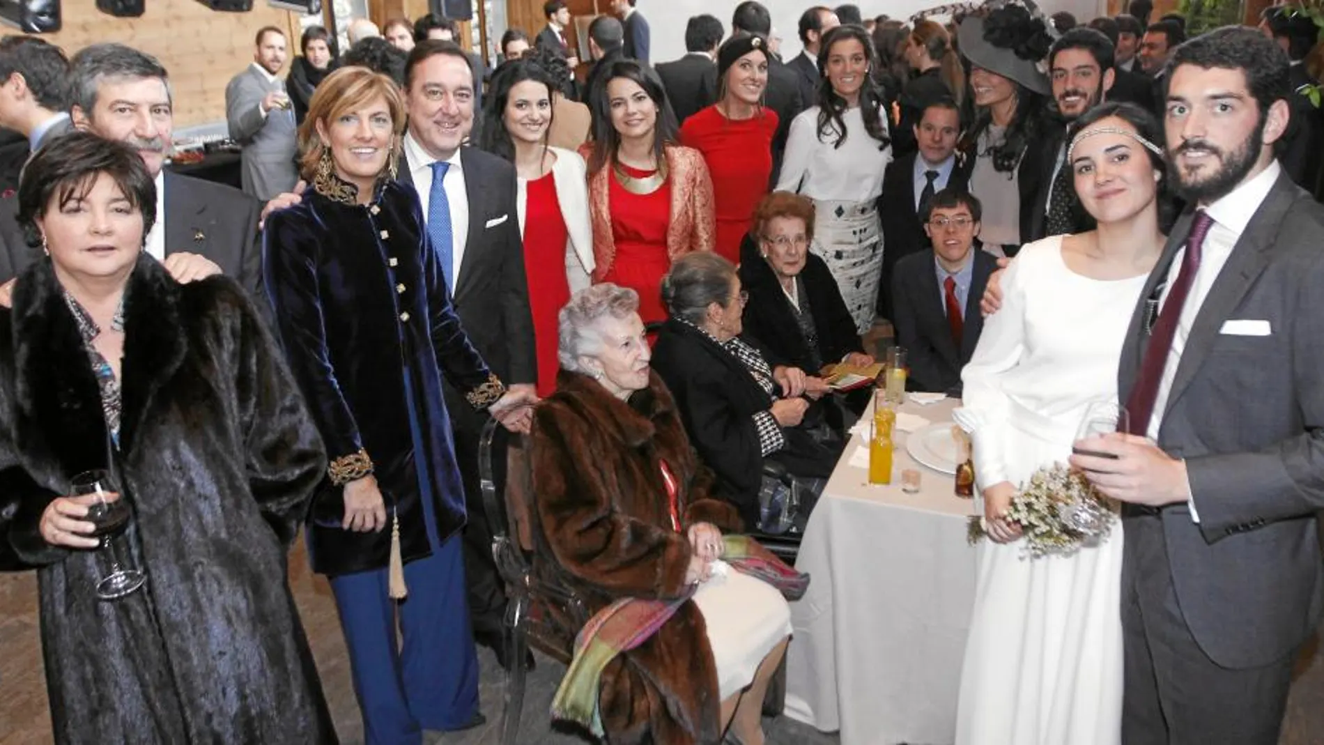 De la boda a la Plaza de Colón: Jacobo Peláez y Patricia Peigneux se casaron ayer. Ella estuvo alejada de la fe un tiempo, pero en la boda de una amiga cristiana empezó a hacerse preguntas y volvió a la Iglesia en las catequesis del Camino Neocatecumenal. Recomiendan cursos de novios como «Gift and Task» y no tienen miedo a nada «porque quien garantiza la ayuda en nuestro matrimonio es Dios». Hoy ellos vuelan hacia la India, pero sus padres y parientes estarán en la Plaza de Colón.