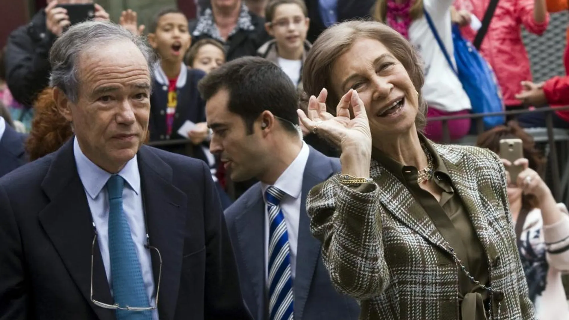 La Reina Sofía acompañada del presidente de la Fundación Greco 2014, Gregorio Marañón, tras su visita a la muestra “El Greco: Arte y Oficio”